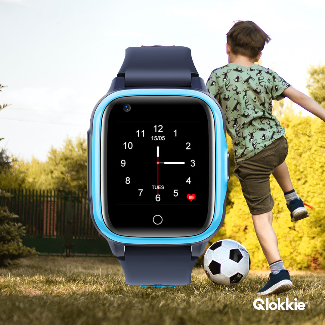 Jongen voetbalt met Qlokkie horloge