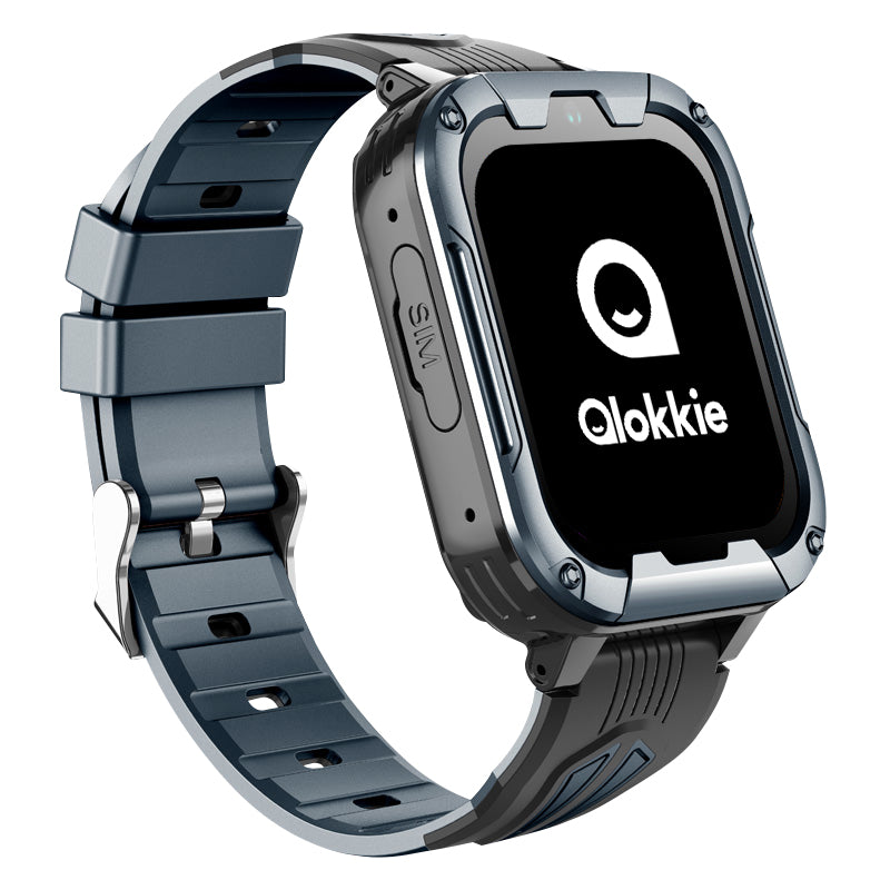 Zijaanzicht van het grijze Kiddo Play GPS horloge met gesloten bandje. Logo op display en SIM-kaartgleuf zichtbaar aan de zijkant.