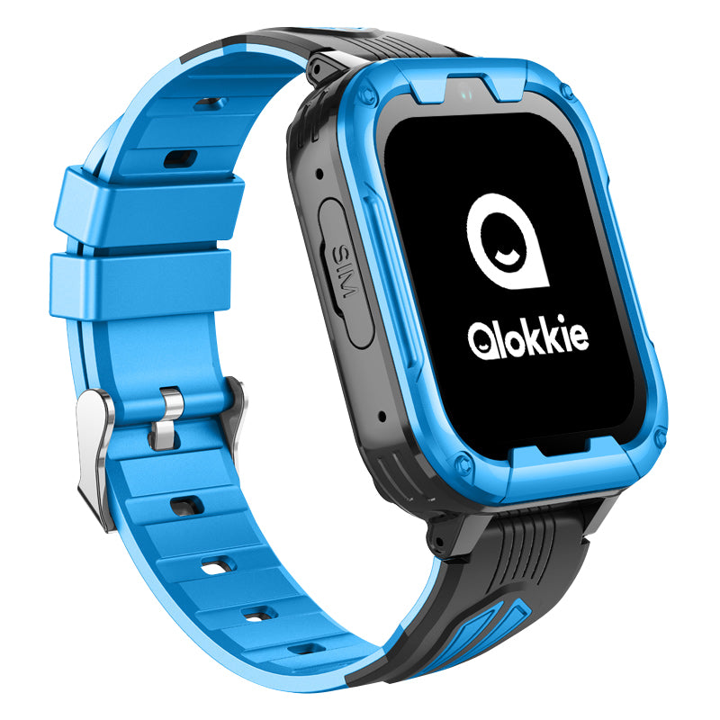 Zijaanzicht van het Kiddo Play GPS horloge kind met gesloten bandje. Logo op display en SIM-kaartgleuf zichtbaar aan de zijkant. 